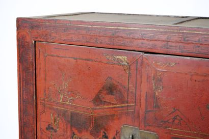 Cabinet chinois en bois laqué rouge ouvrant...