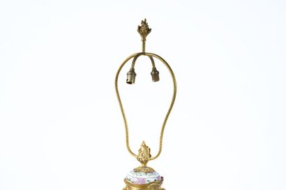 Vase monté en lampe en porcelaine de Samson...