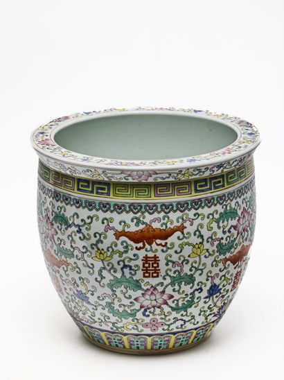 CHINE
Aquarium en porcelaine orné de motifs...