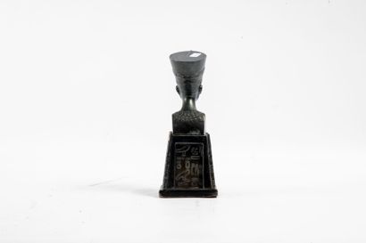 Buste de la reine Nefertiti
Bronze sur socle...