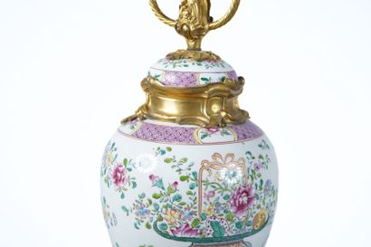 Vase monté en lampe en porcelaine de Samson...