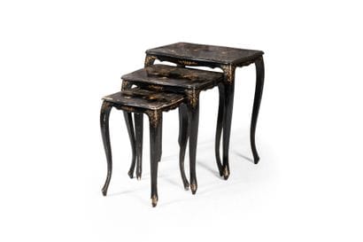 CHINE 
Suite de trois tables gigognes laquées...