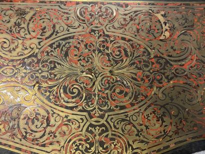 Table à jeu en placage et marqueterie d'écaille...