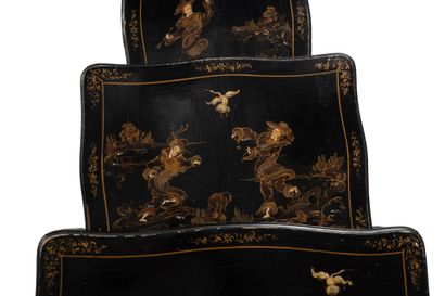 CHINE 
Suite de trois tables gigognes laquées...