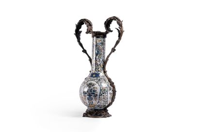 Important vase tubulaire en porcelaine dans...