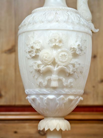 Paire d'aiguières en albâtre sculpté à décor...
