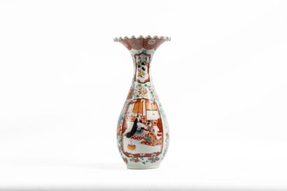 JAPON
Vase balustre en porcelaine à décors...