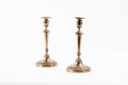 Paire de bougeoirs bronze
Style Louis XVI
H_29,5...