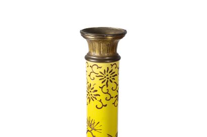 ASIE 
Vase bouteille à long col en porcelaine...