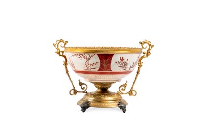 CHINE - Japon 
Coupe en porcelaine montée...