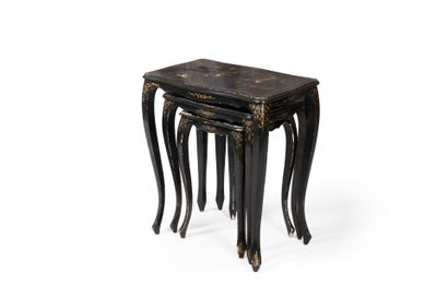 CHINE 
Suite de trois tables gigognes laquées...