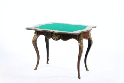 Table à jeu en placage et marqueterie d'écaille...