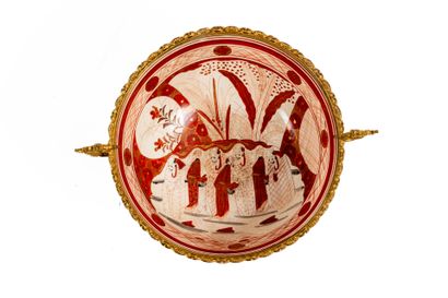 CHINE - Japon 
Coupe en porcelaine montée...