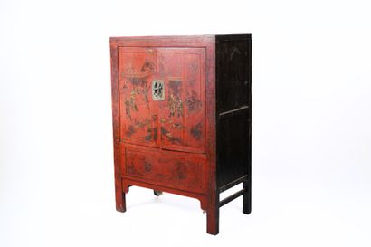 Cabinet chinois en bois laqué rouge ouvrant...