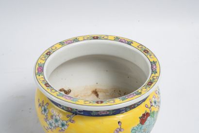 CHINE 
Jardinière en céramique à décor de...