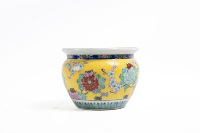 CHINE 
Jardinière en céramique à décor de...