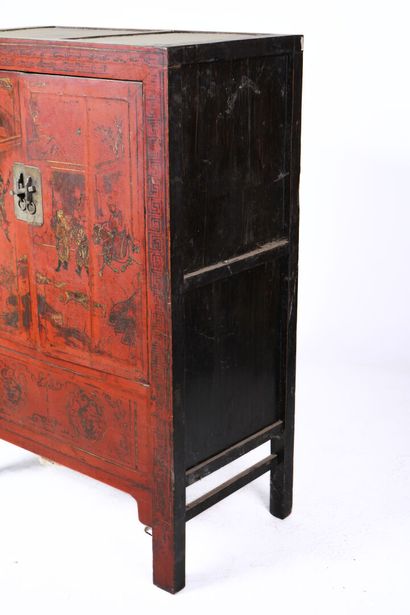 Cabinet chinois en bois laqué rouge ouvrant...