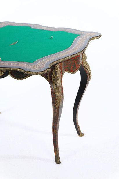 Table à jeu en placage et marqueterie d'écaille...