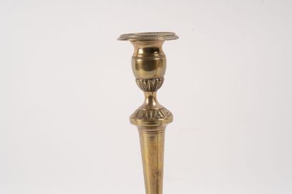 Paire de bougeoirs bronze
Style Louis XVI
H_29,5...