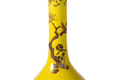 ASIE 
Vase bouteille à long col en porcelaine...