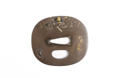 JAPON
Tsuba représentant un vieillard à l'ombrelle
Travail...