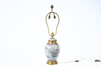 Vase monté en lampe en porcelaine de Samson...