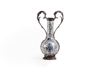 Important vase tubulaire en porcelaine dans...