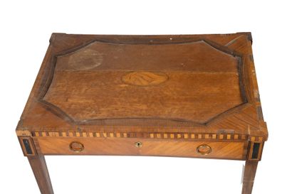 Table à écrire en bois marqueté ouvrant par...