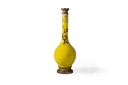ASIE 
Vase bouteille à long col en porcelaine...