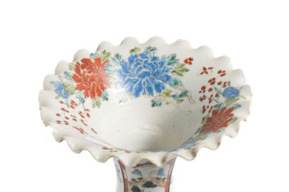 JAPON
Vase balustre en porcelaine à décors...