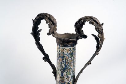 Important vase tubulaire en porcelaine dans...