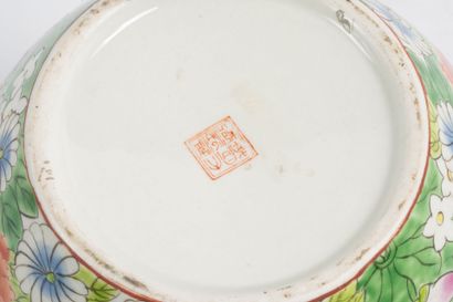 ASIE
Pot couvert en porcelaine polychrome...