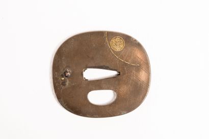 JAPON
Tsuba représentant un vieillard à l'ombrelle
Travail...