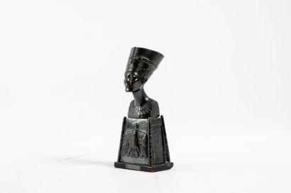 Buste de la reine Nefertiti
Bronze sur socle...
