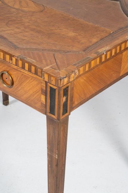 Table à écrire en bois marqueté ouvrant par...