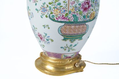 Vase monté en lampe en porcelaine de Samson...
