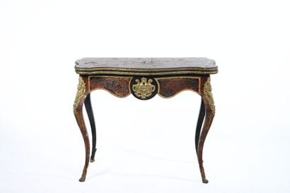 Table à jeu en placage et marqueterie d'écaille...