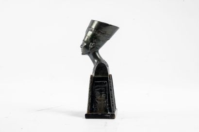 Buste de la reine Nefertiti
Bronze sur socle...