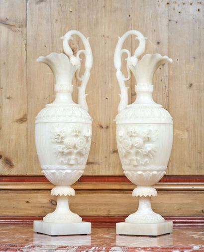 Paire d'aiguières en albâtre sculpté à décor...