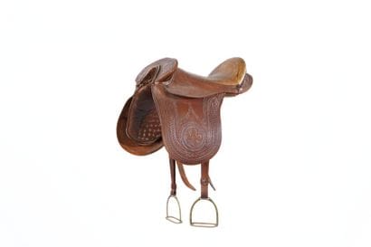Selle de cheval en cuir avec tampon marqué...