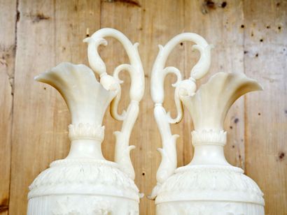 Paire d'aiguières en albâtre sculpté à décor...
