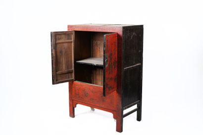 Cabinet chinois en bois laqué rouge ouvrant...