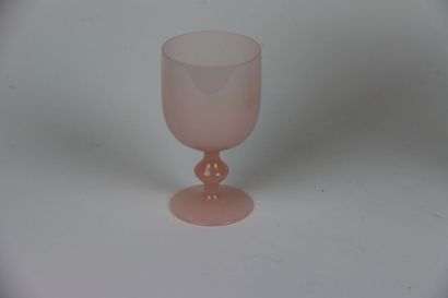 Vase en corolle en verre dépoli de Murano....