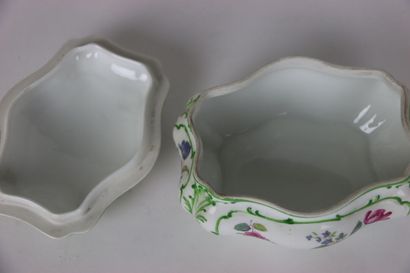 SAXE. Old porcelain candy box. Dimensions:...