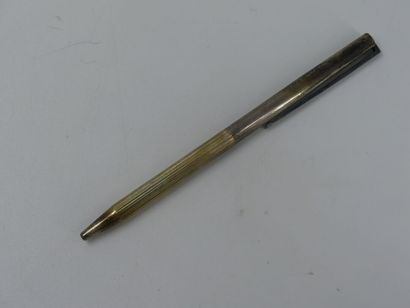 DUPONT. Réunion d'un briquet en métal argenté...