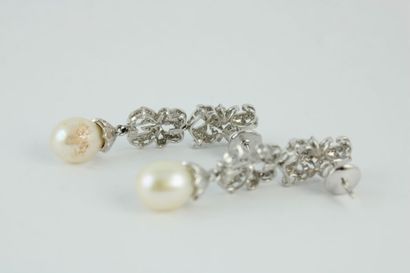 Paire de boucles d'oreille en or gris 18K...