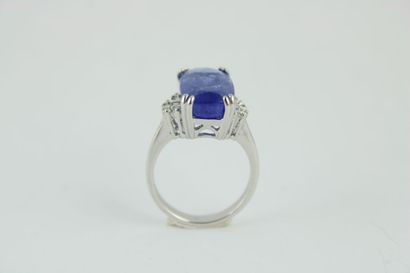 Bague en or gris 18K (750/1000) de style...