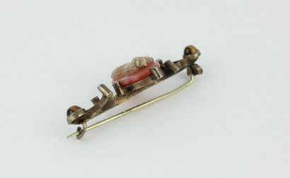 Silver brooch (900/1000) centered on a cameo...