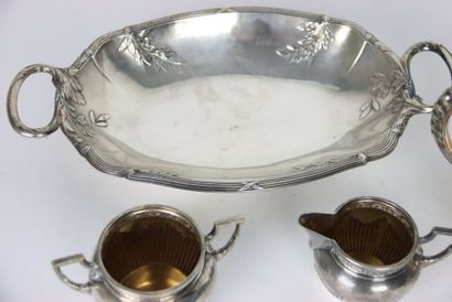 Réunion d'un plat en métal argenté à décor...