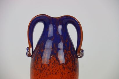 MURANO (dans le goût de). Vase en verre orange...